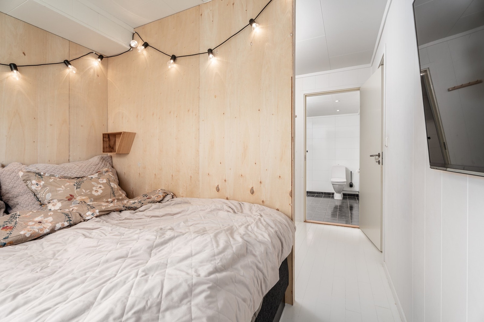 Fra hovedsoverommet er det også egen adkomst til badet, praktisk og behagelig! Galleribilde