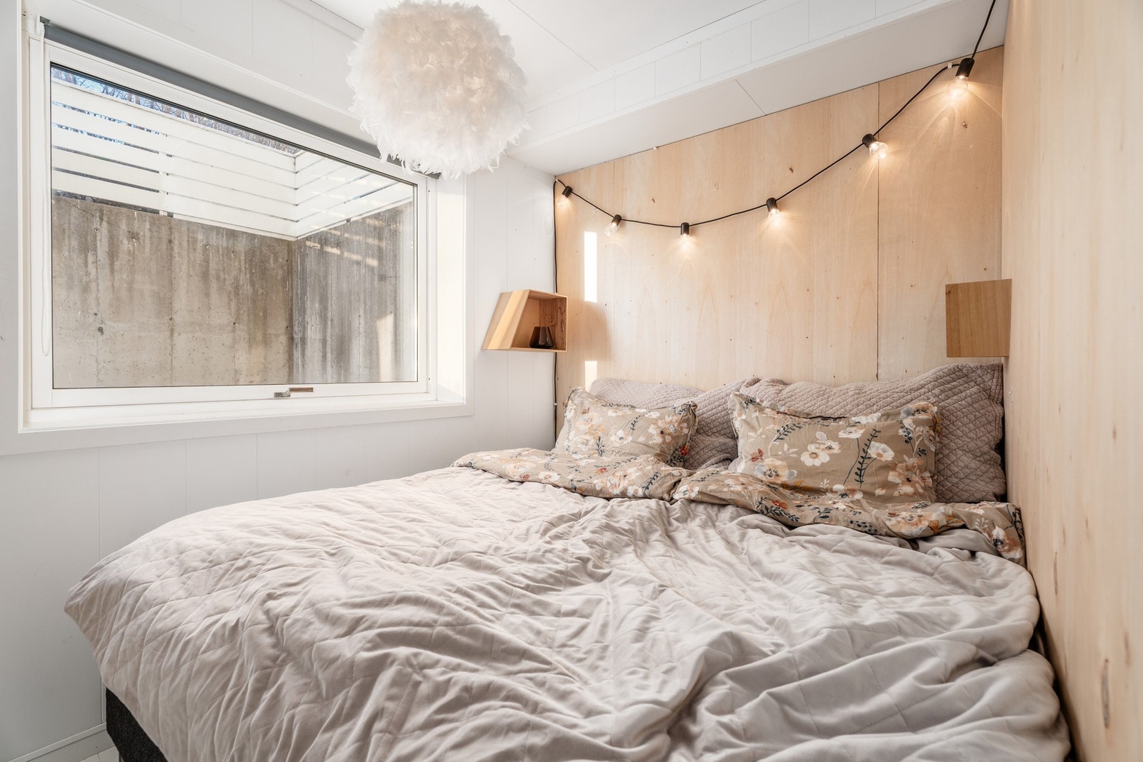 Rommet er av god størrelse og har plass til dobbelseng Galleribilde