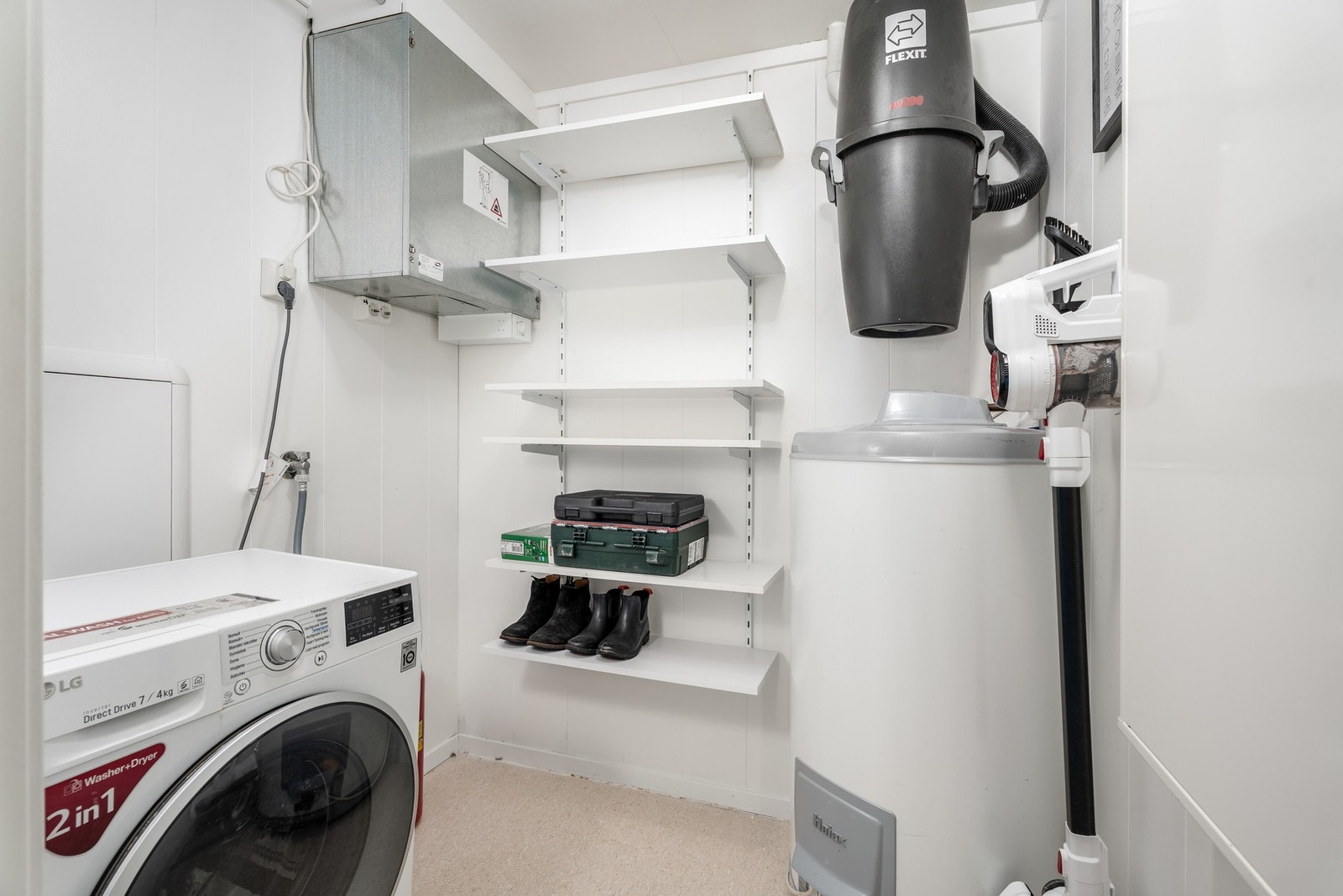 Praktisk bod/teknisk rom. Rommet benyttes i dag som vaskerom, dette er et søknadspliktig tiltak. Balansert ventilasjon og sentralstøvsuger Galleribilde