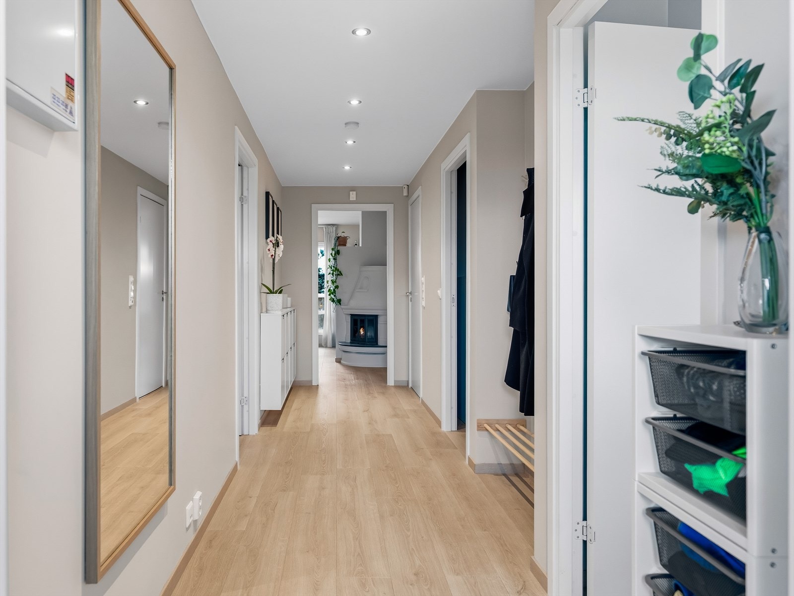 Vel inne i entréen er det plass til å henge fra seg yttertøy i knaggoppheng, samt montert skohylle. Galleribilde