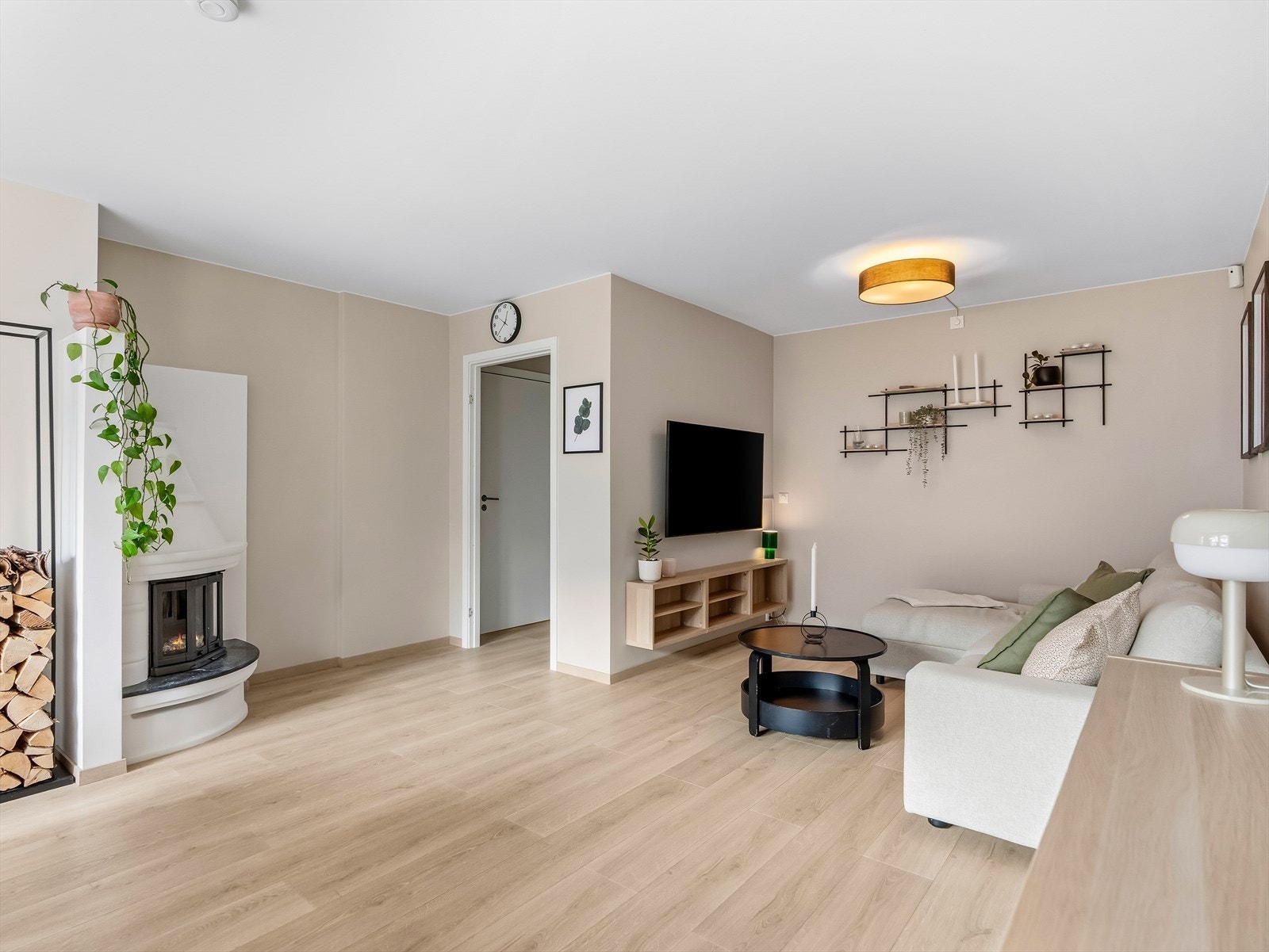 Det er etablert en fin plassbygget elementpeis med glassdør i stuen, samt montert varmepumpe, dette sikrer gode innetemperaturer hele året! Galleribilde