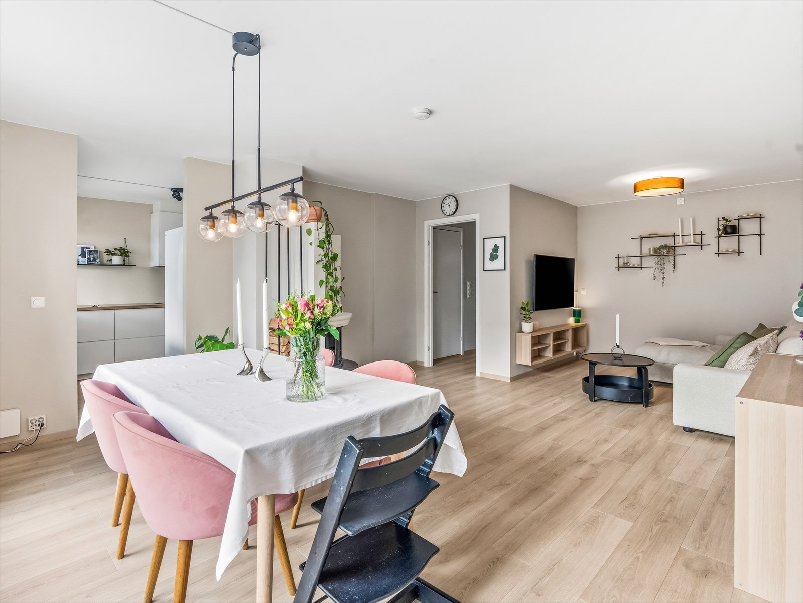 Spisebordet har en fin naturlig plass mot kjøkkenet. Galleribilde