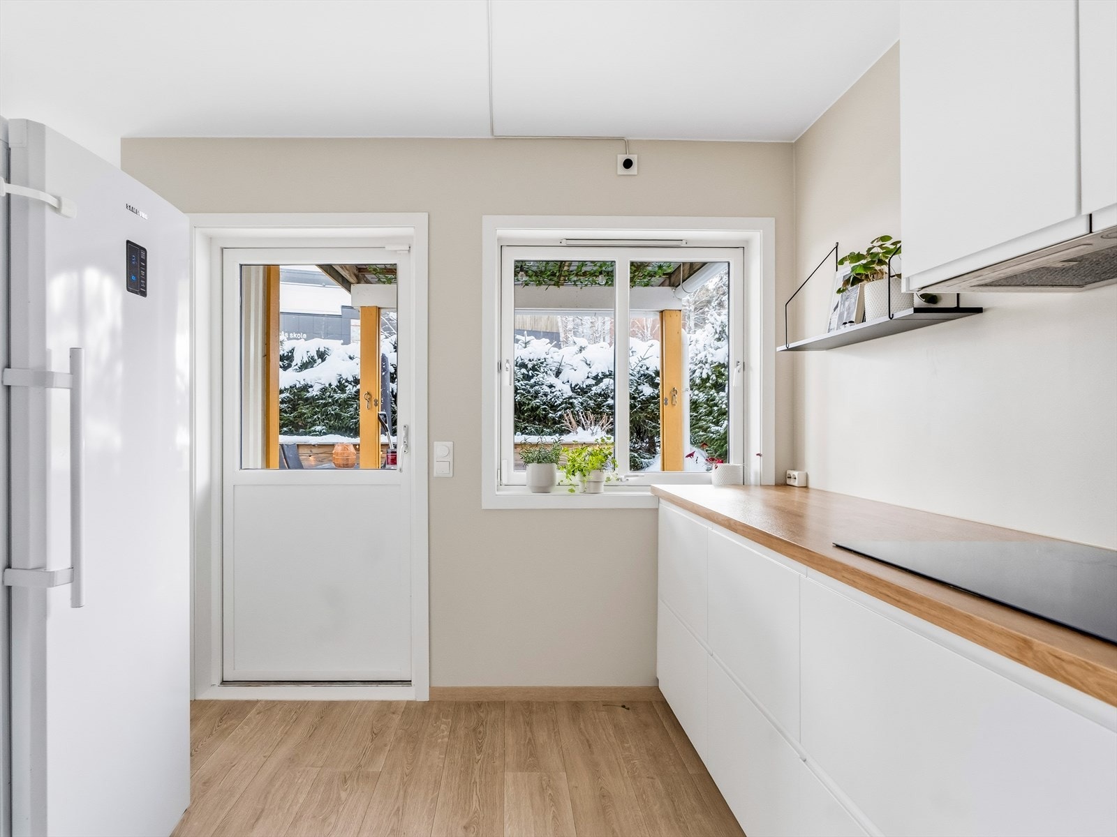 Fra kjøkkenet er det utgang til en sydvendt terrasse på 37 m². Galleribilde