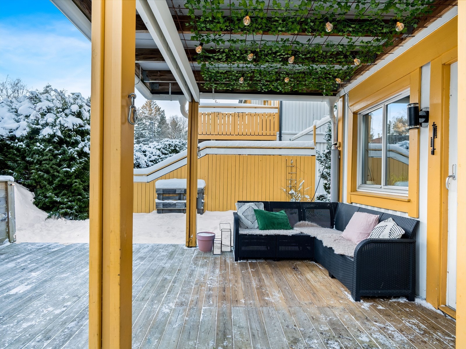 Terrassen er fint skjermet med hekk, og er delvis overbygget. Galleribilde