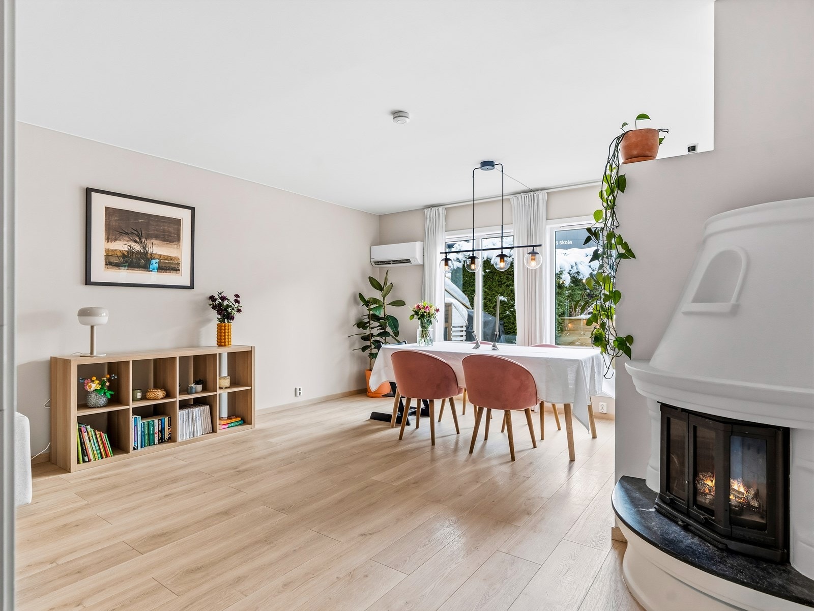 Hele leiligheten ble oppusset innvendig i 2022-2024, og har fått nye overflater. Galleribilde