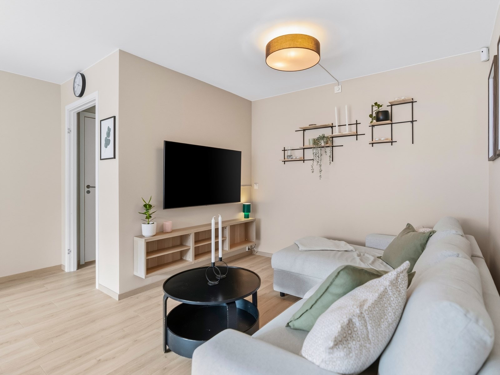 I tillegg er listverk i stuen skiftet i 2022. Galleribilde