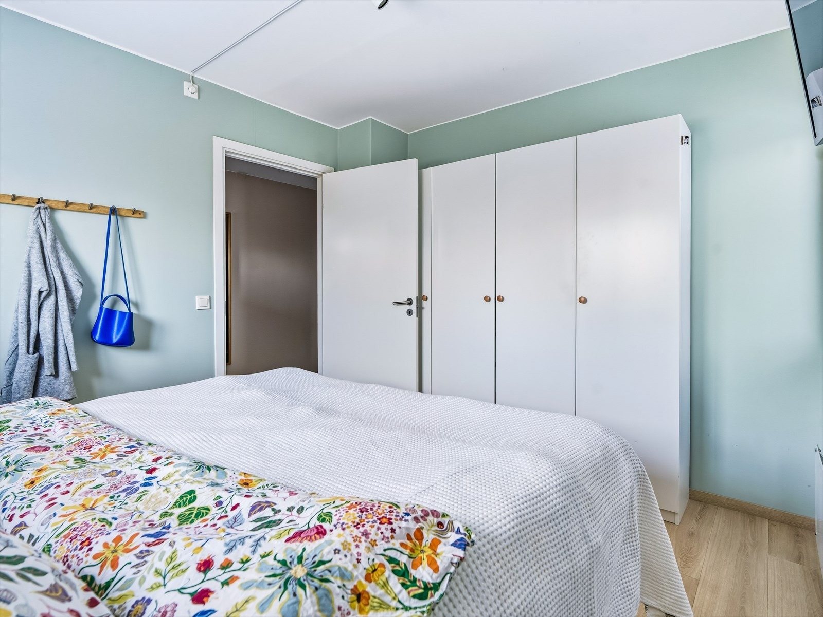 Videre er det plass til klesoppbevaring i garderobeskap. Galleribilde