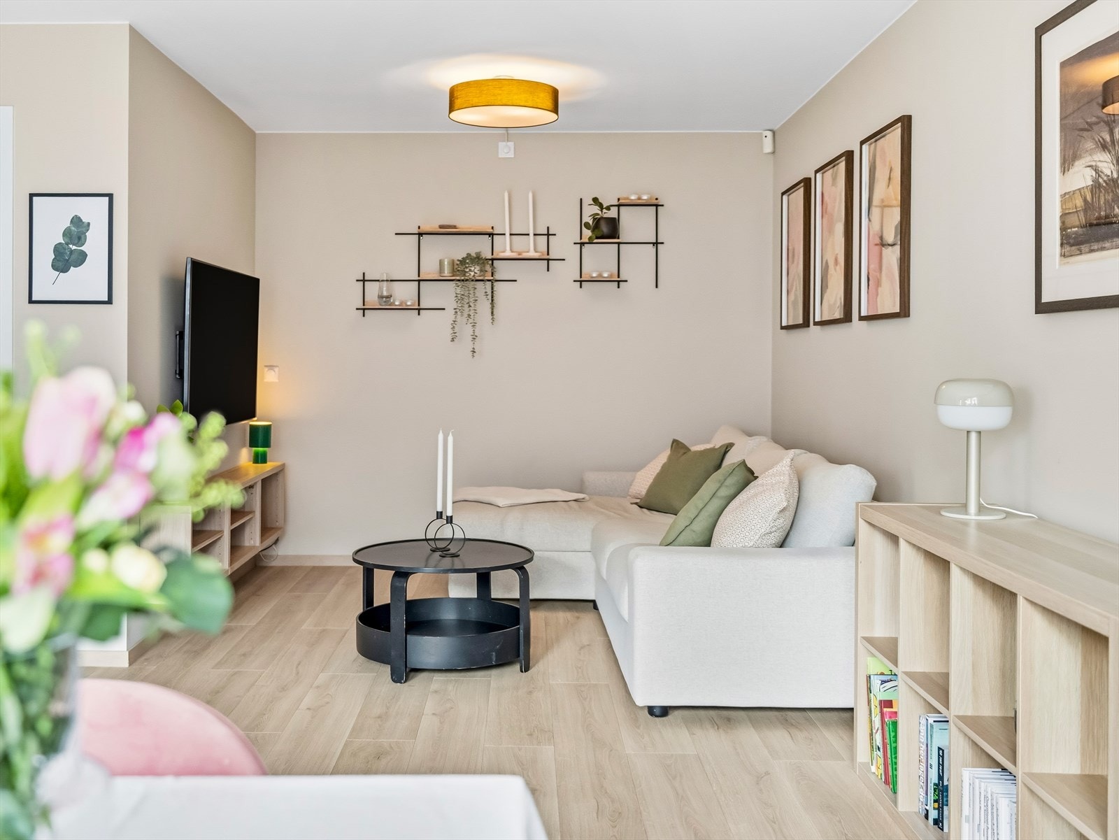 I stuen er det plass til stor sofaseksjon, samt tv-møbel. Galleribilde