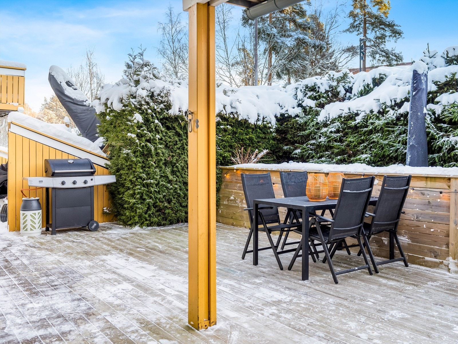 Skilleveggen mot nabo skal settes opp igjen etter at fiber er installert. Galleribilde