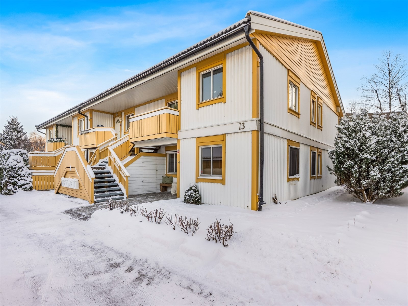 Området er svært idyllisk, men samtidig sentralt med kort vei til skole, barnehager, buss, t-bane, matbutikker og turmuligheter med Østmarka som nabo. Galleribilde