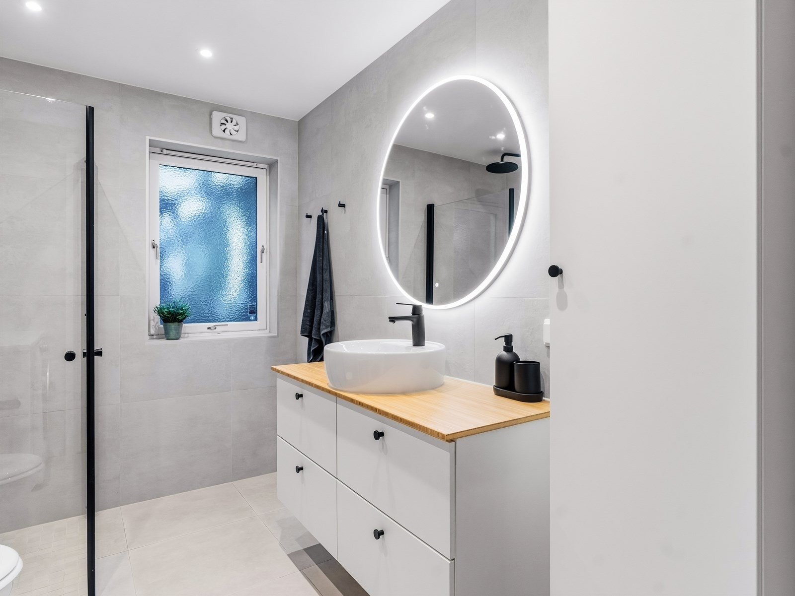 I tillegg er det satt inn servant, og under servanten er det montert et benkeskap med glatte fronter. Galleribilde