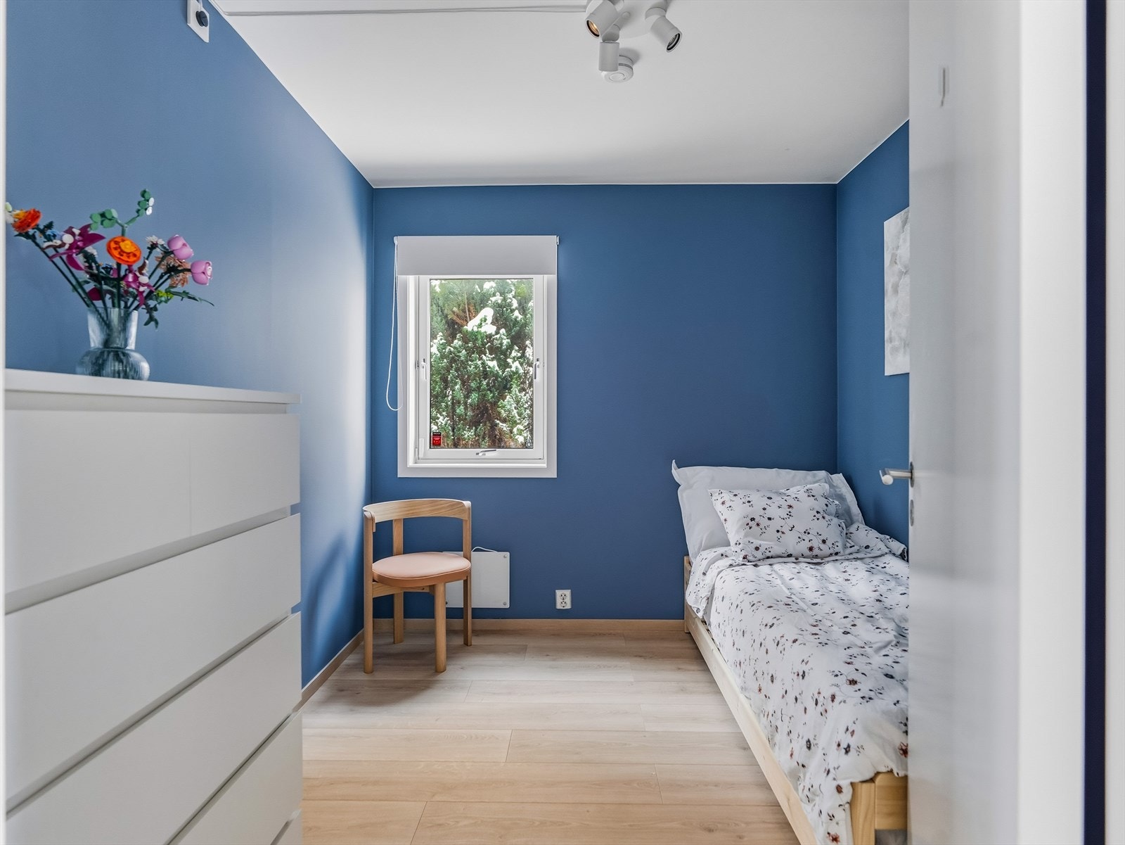 Rommene har plass til seng, nattbord, garderobeløsning og evt. skrivebord. Galleribilde