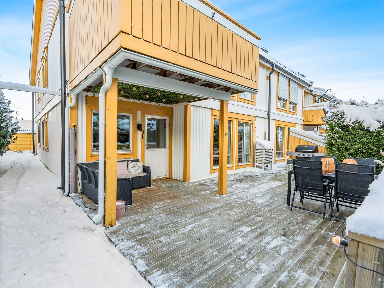 Her ute er det god plass til utemøbler, samt gass-/elektrisk grill. Galleribilde