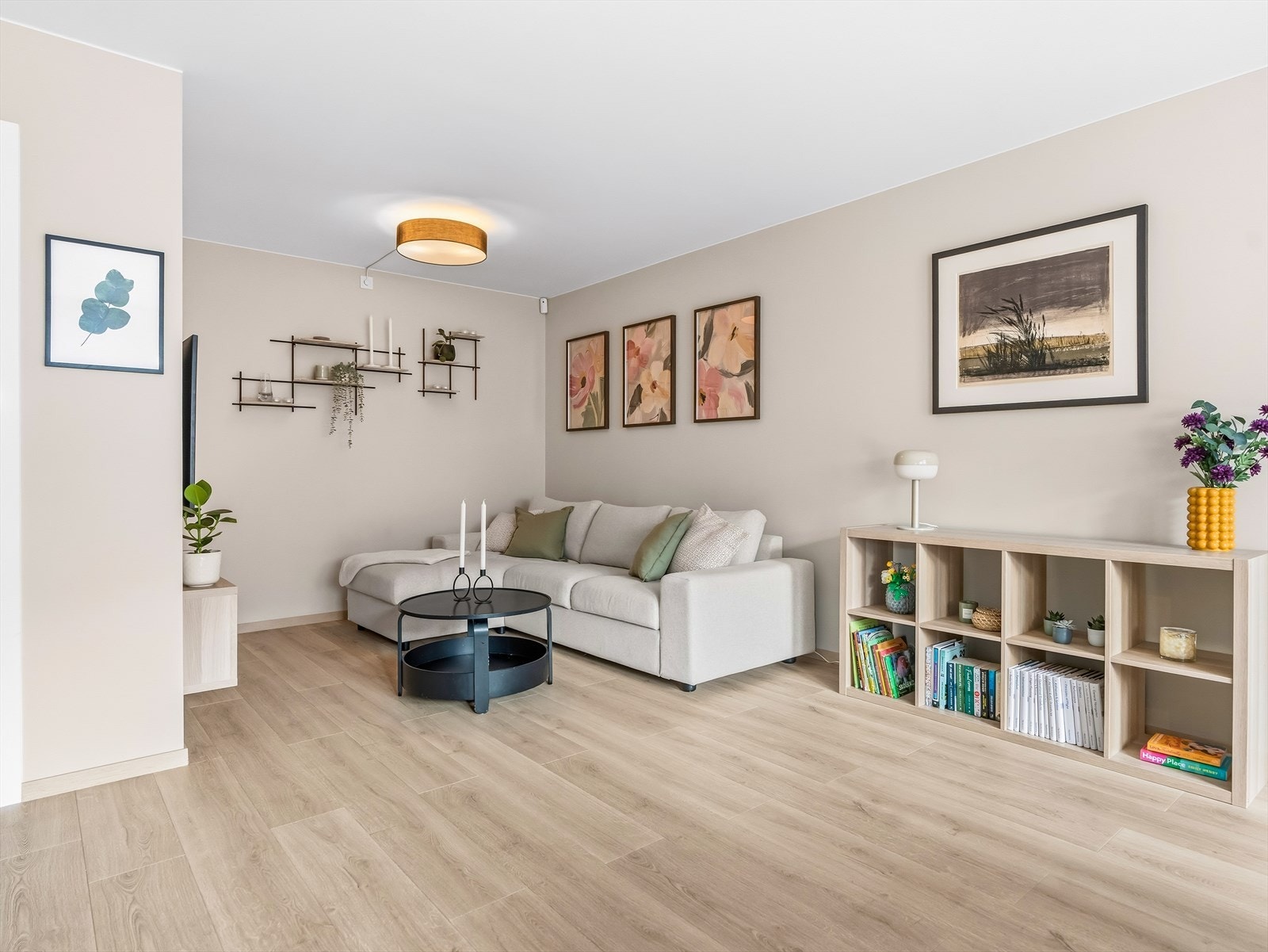 Rommet har store vindusflater som slipper inn rikelig med naturlig lys. Galleribilde