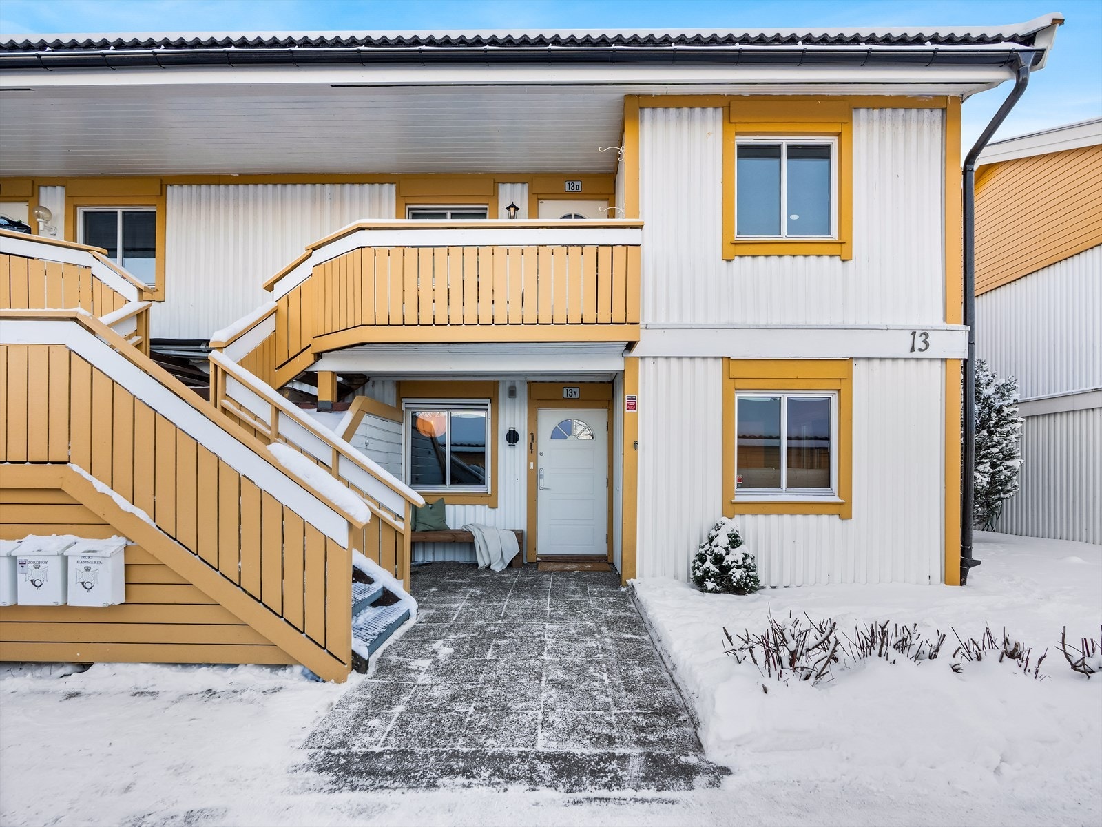 Boligen har et pent inngangsparti fra bakkeplan, med overbygget adkomst. Galleribilde