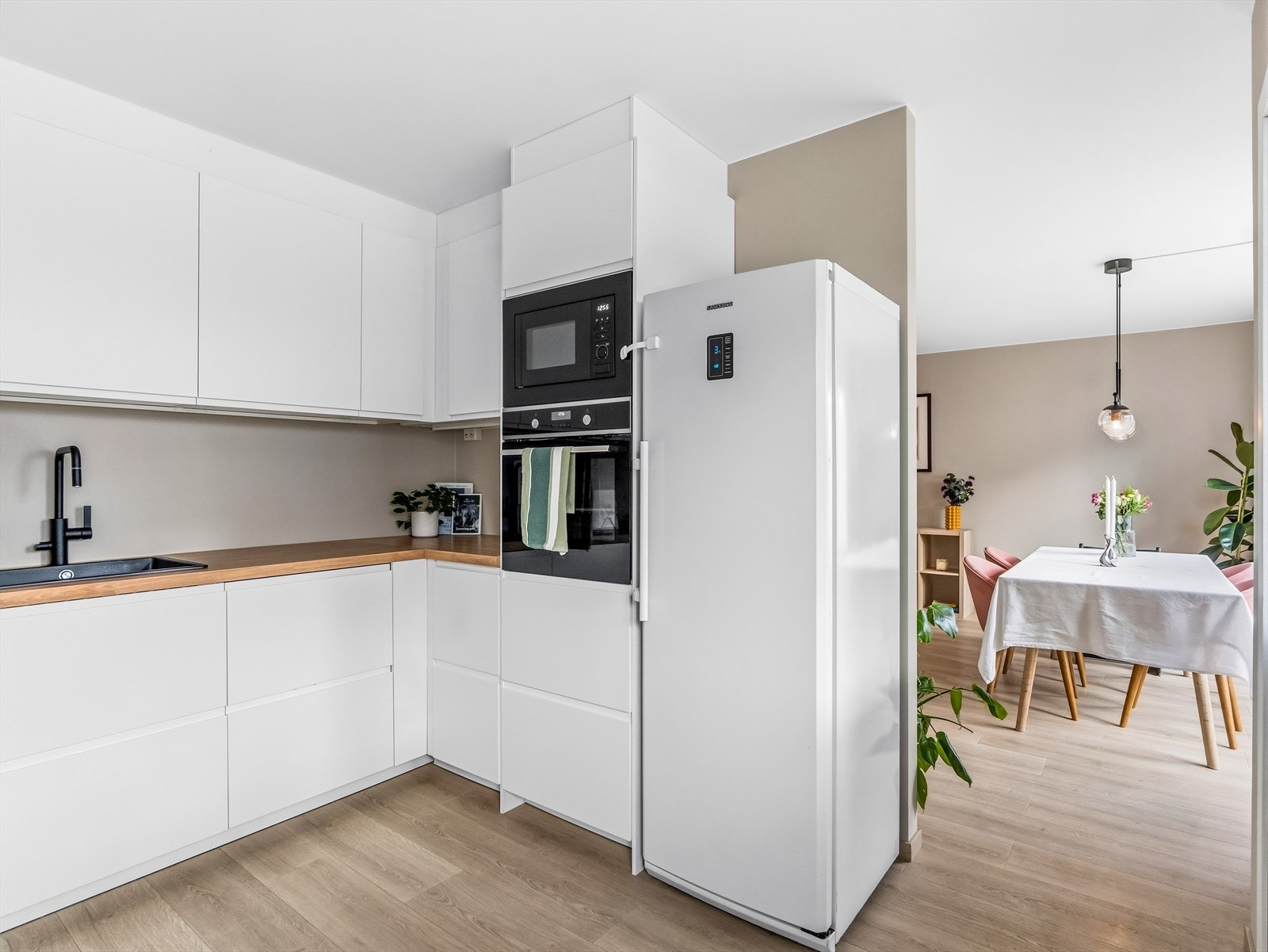 IKEA-innredningen har skap med glatte fronter, samt en laminat benkeplate med nedfelt kum. Galleribilde