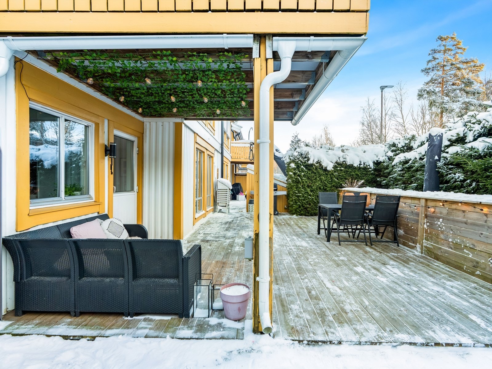 Det er ellers etablert hekk som skjermer mot gangveien og gress på siden av boligen. Galleribilde