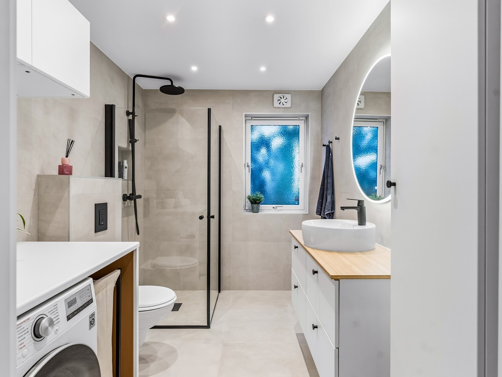 Badet er også blitt pent pusset opp i 2022. Gulv og vegger er flislagte, og det er varmekabler i gulvet. Galleribilde