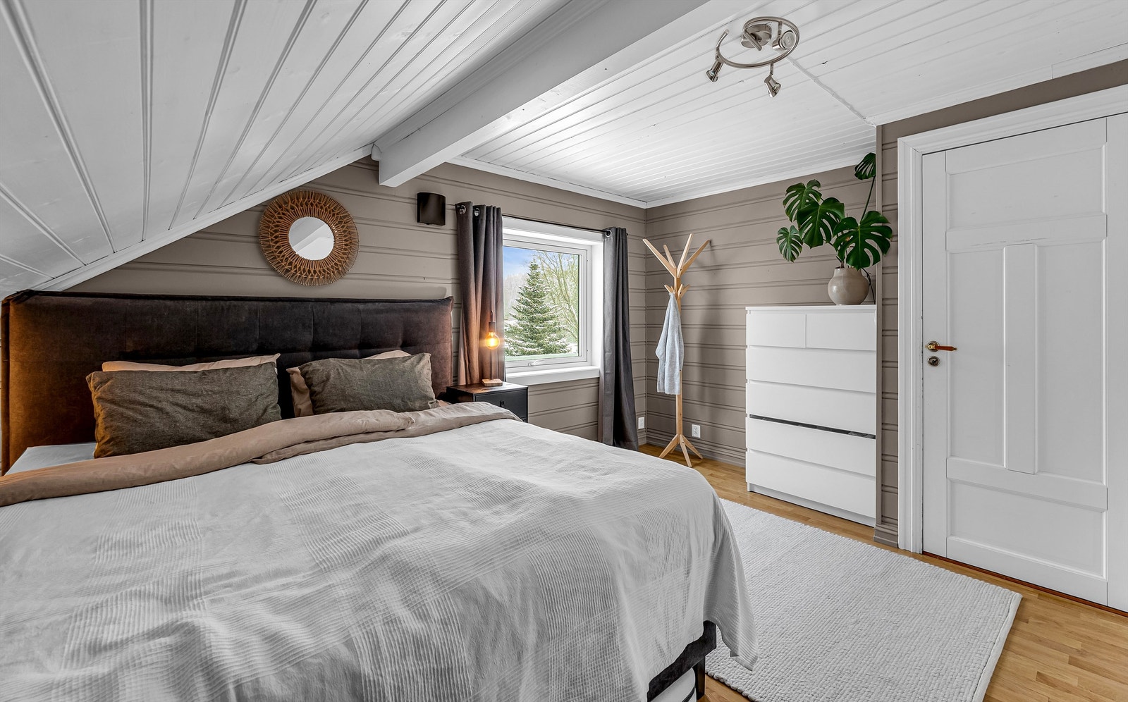 Skråtaket gir rommet en hyggelig karakter Galleribilde