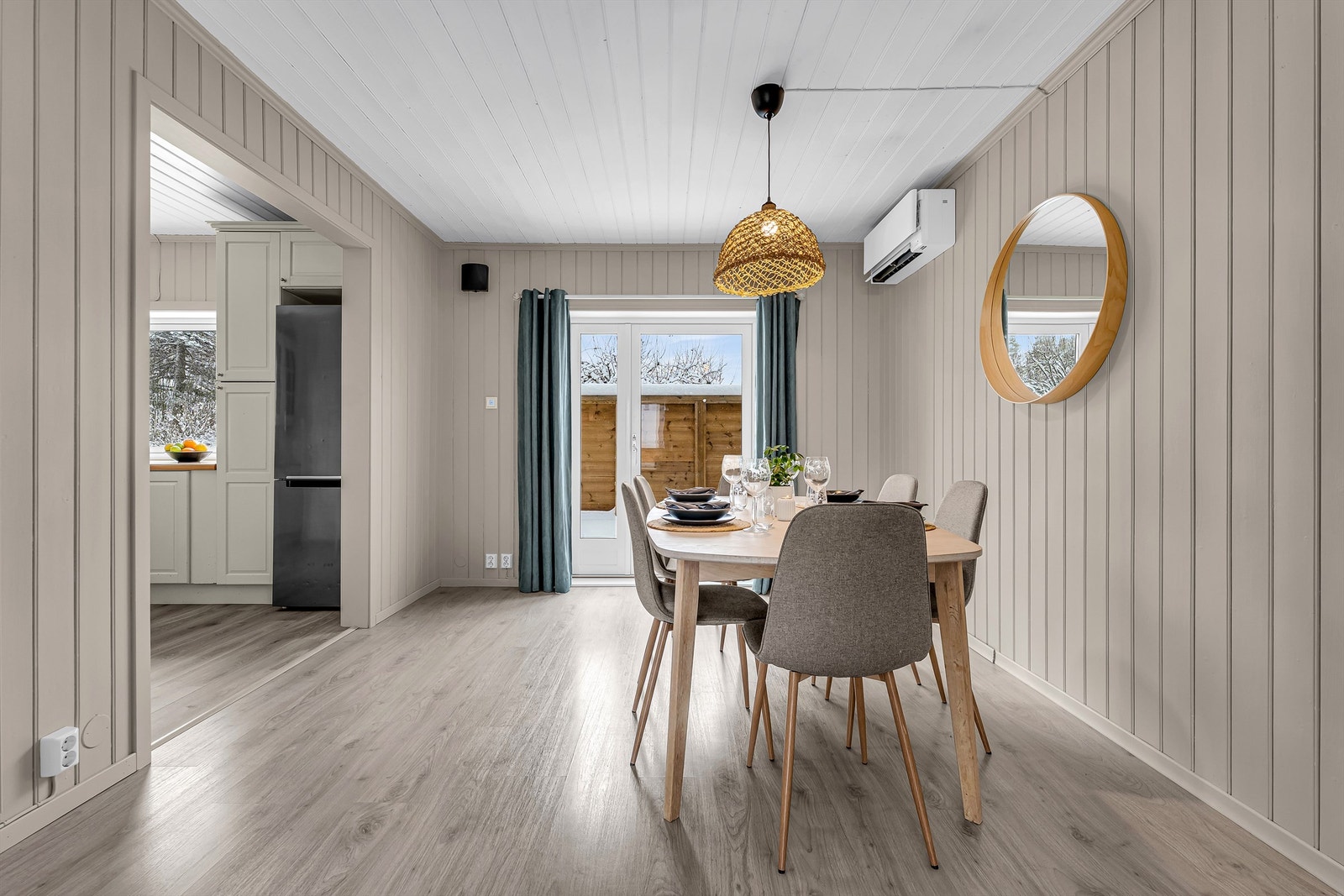 Spisestuen ligger i praktisk tilknytning til kjøkkenet og har utgang til uteområdet. Galleribilde