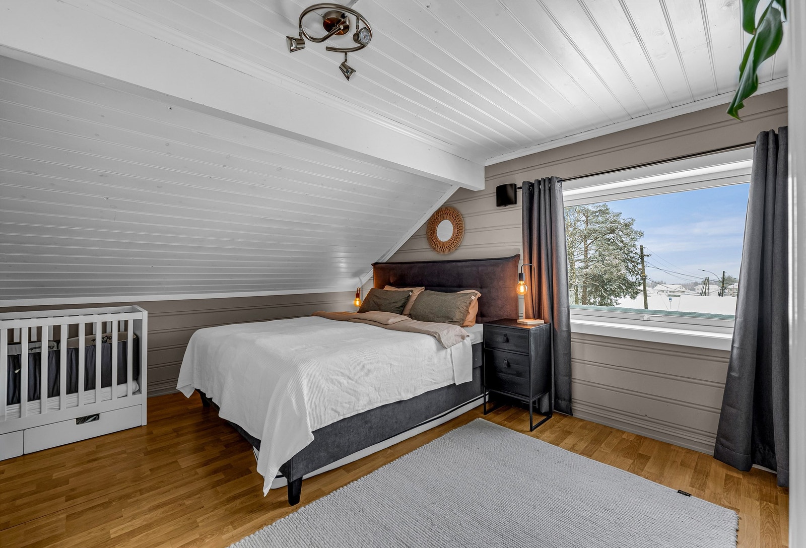 Hovedsoverommet er romslig med god plass til dobbeltseng og tilhørende møblement. Galleribilde