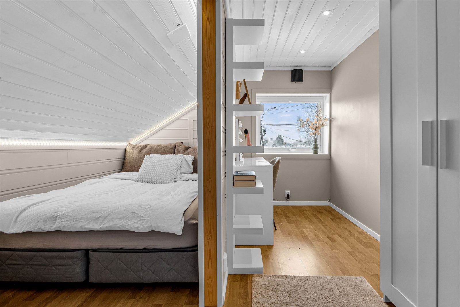 Boligens tredje soverom har en smart løsning med sovealkove og en egen kontor- eller lekesone. Galleribilde