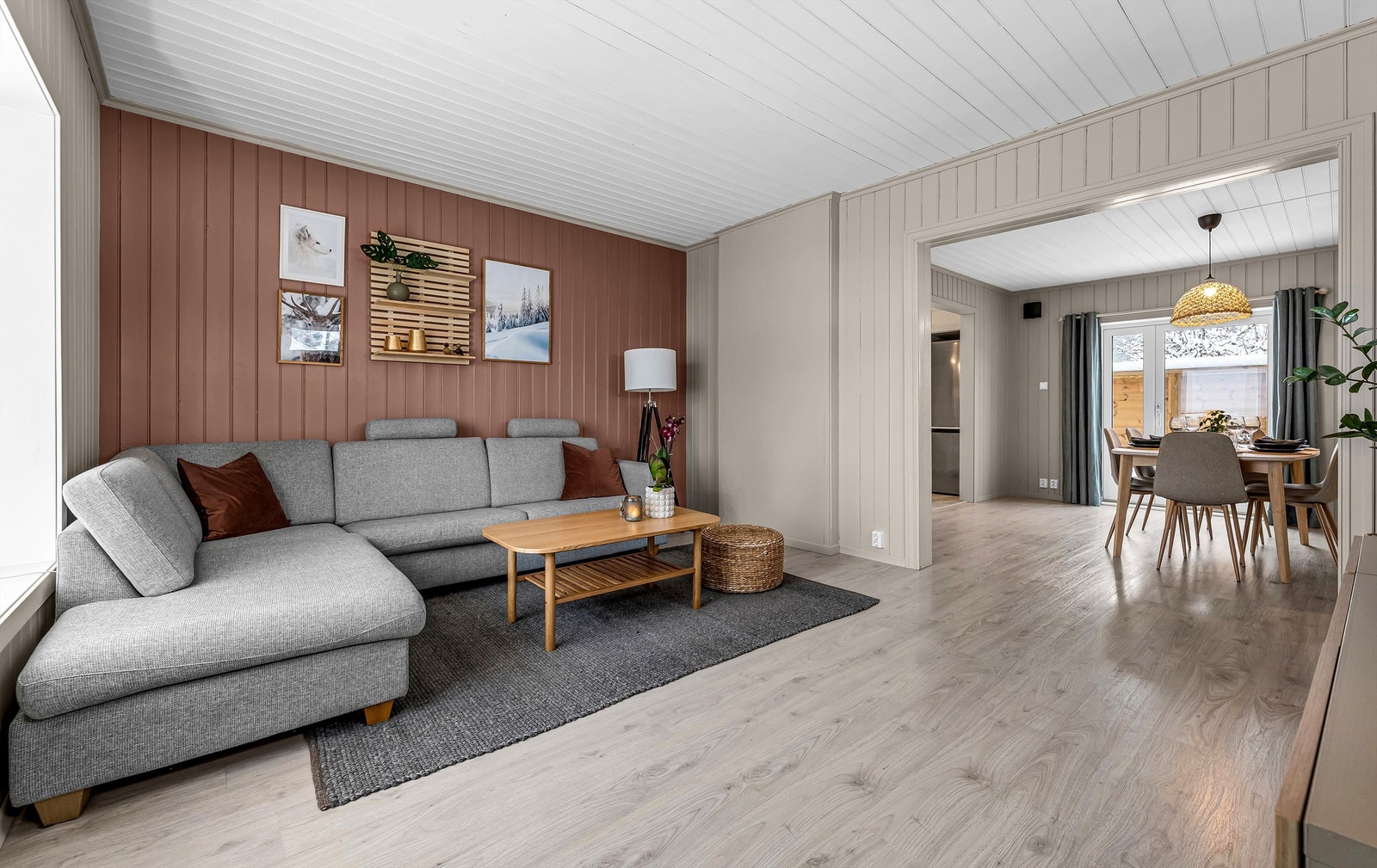 Stuen er et lyst og sosialt samlingspunkt med åpen løsning mot spisestuen. Galleribilde