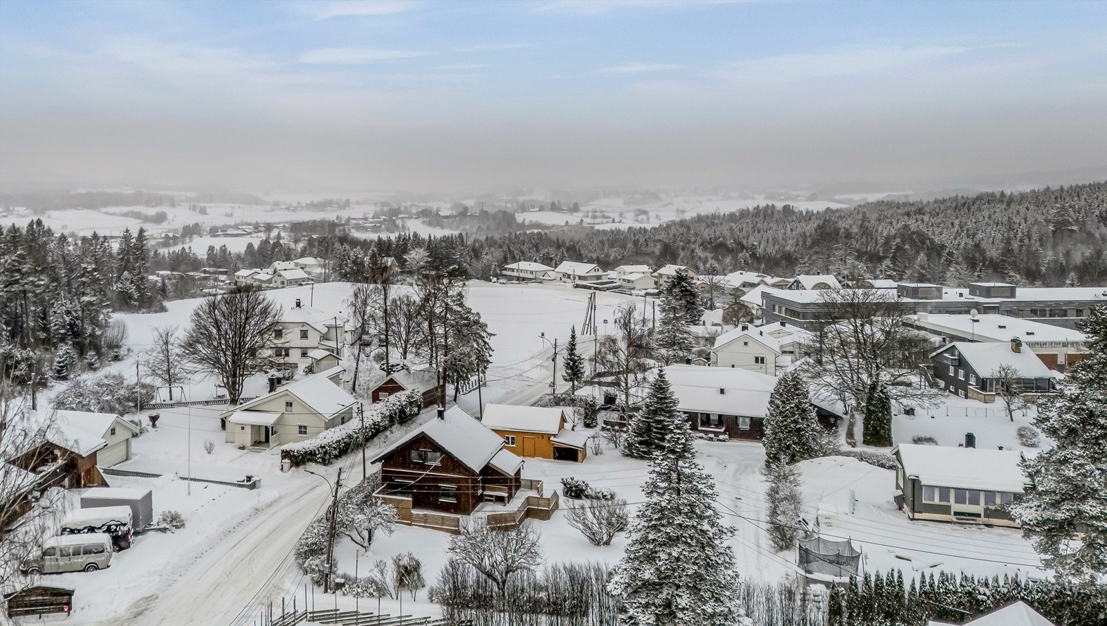 Med Asak skole (1-10. trinn) og barnehage kun 200 meter unna, er logistikken for barnefamilier svært enkel. Galleribilde