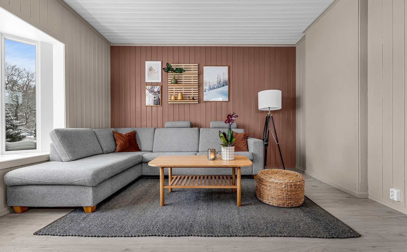 Gjennomgående panel på veggene gir en lun og helhetlig atmosfære i oppholdsrommene. Galleribilde