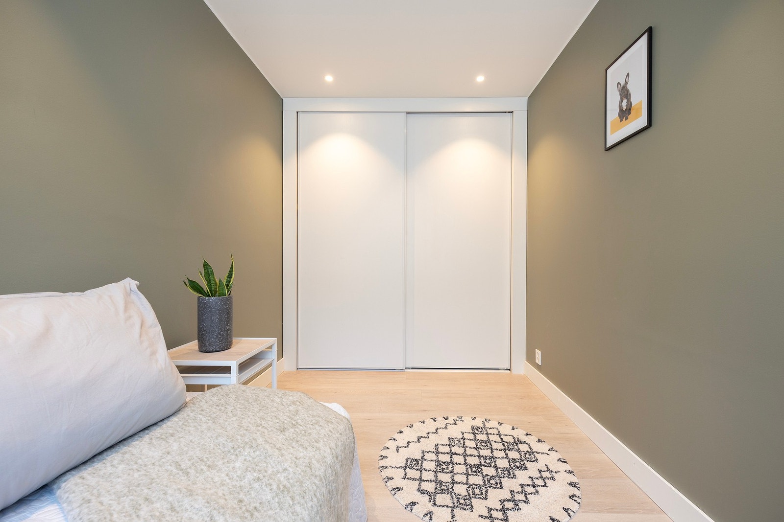 Soverommet har en skyvedørsgarderobe for oppbevaring av klær. Galleribilde