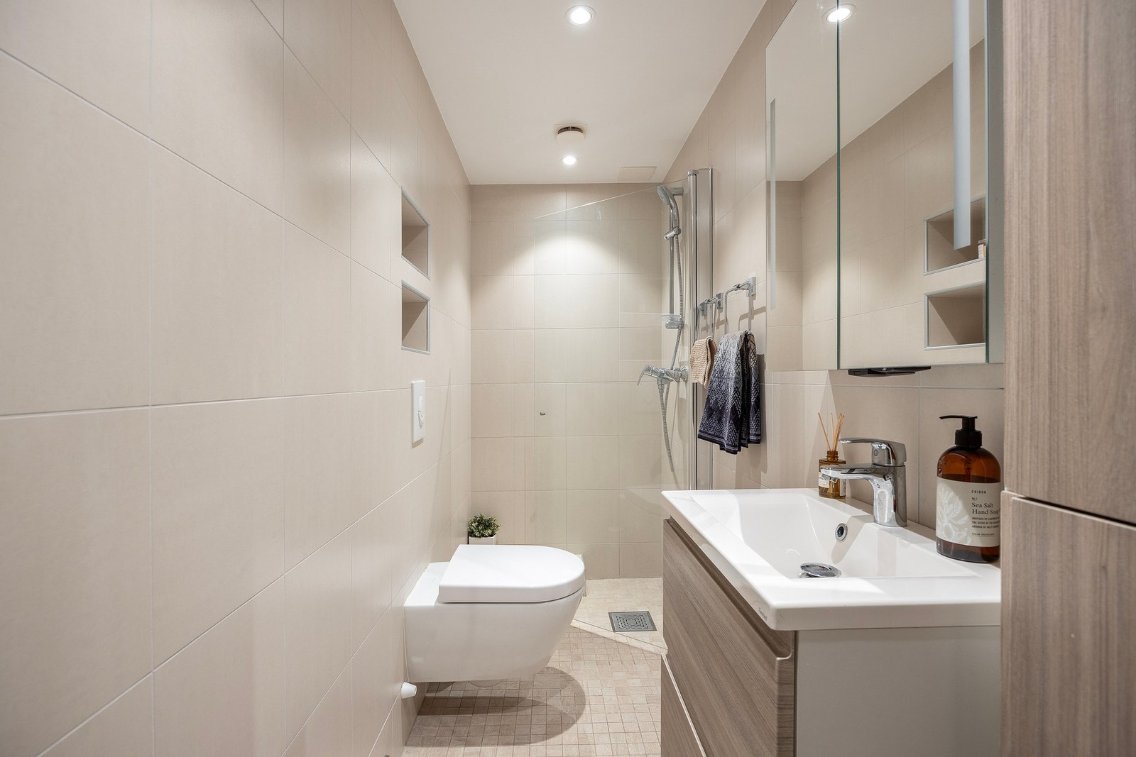 Leiligheten har et lekkert og moderne bad. Galleribilde