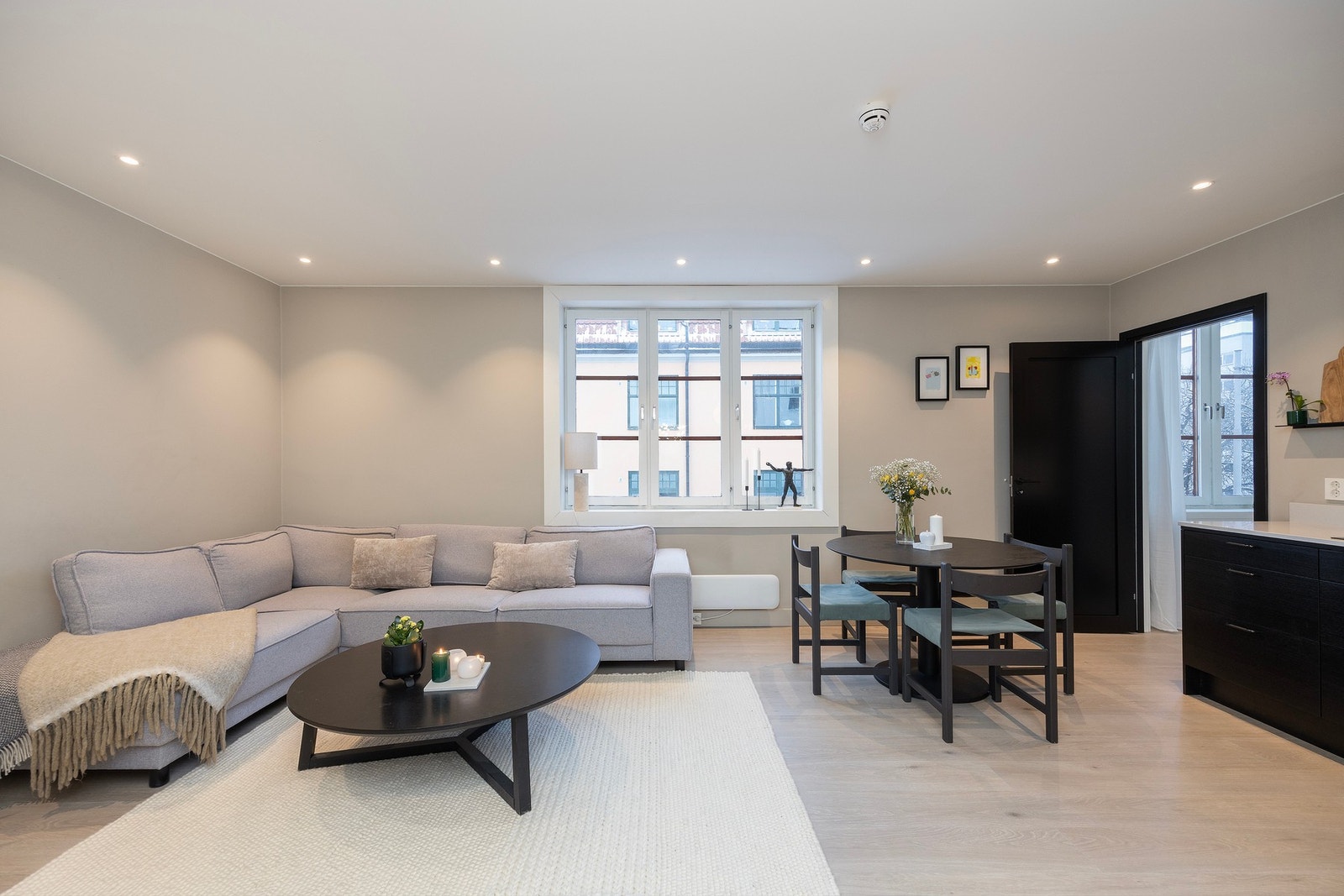 Stuen er lys og romslig med god plass til ønsket innredning. Galleribilde