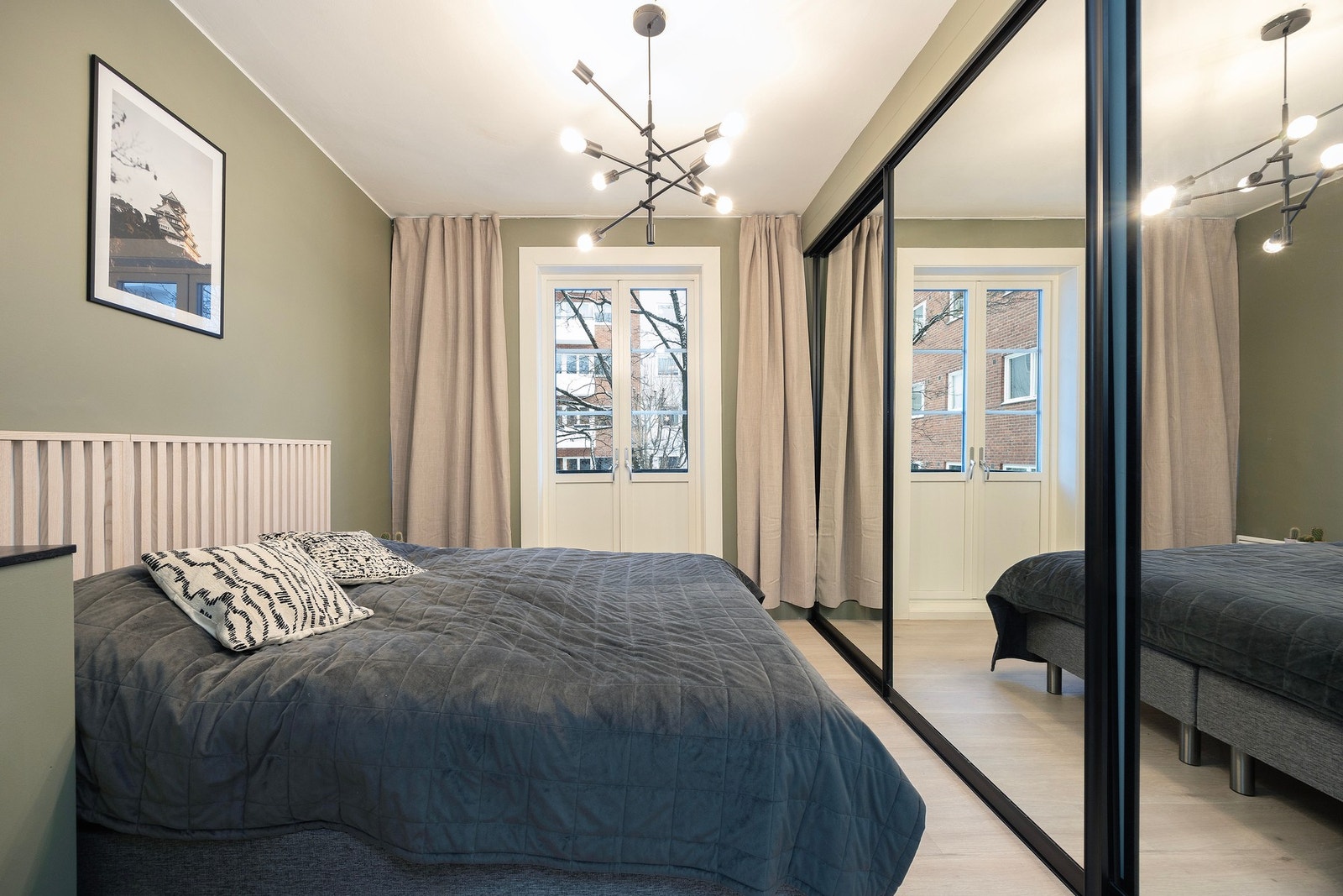 Soverommet har rikelig med naturlig lysinnslipp fra vindusflatene. Galleribilde