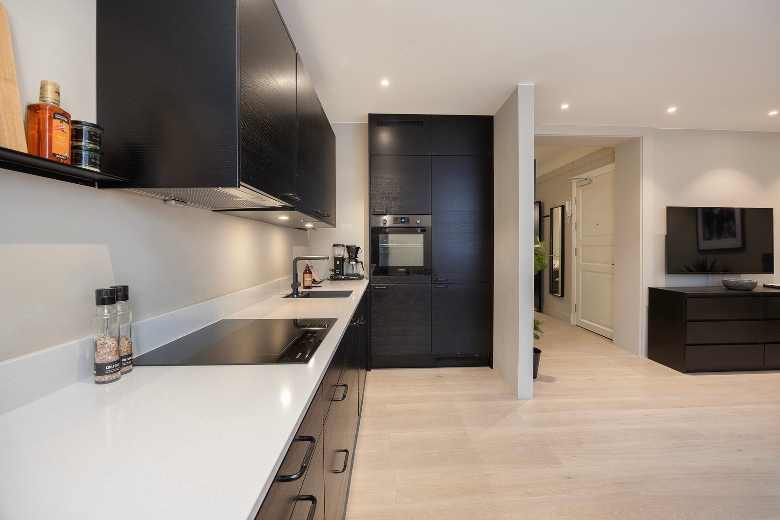 Leiligheten har en gjennomtenkt planløsning med åpen stue- og kjøkkenløsning. Galleribilde