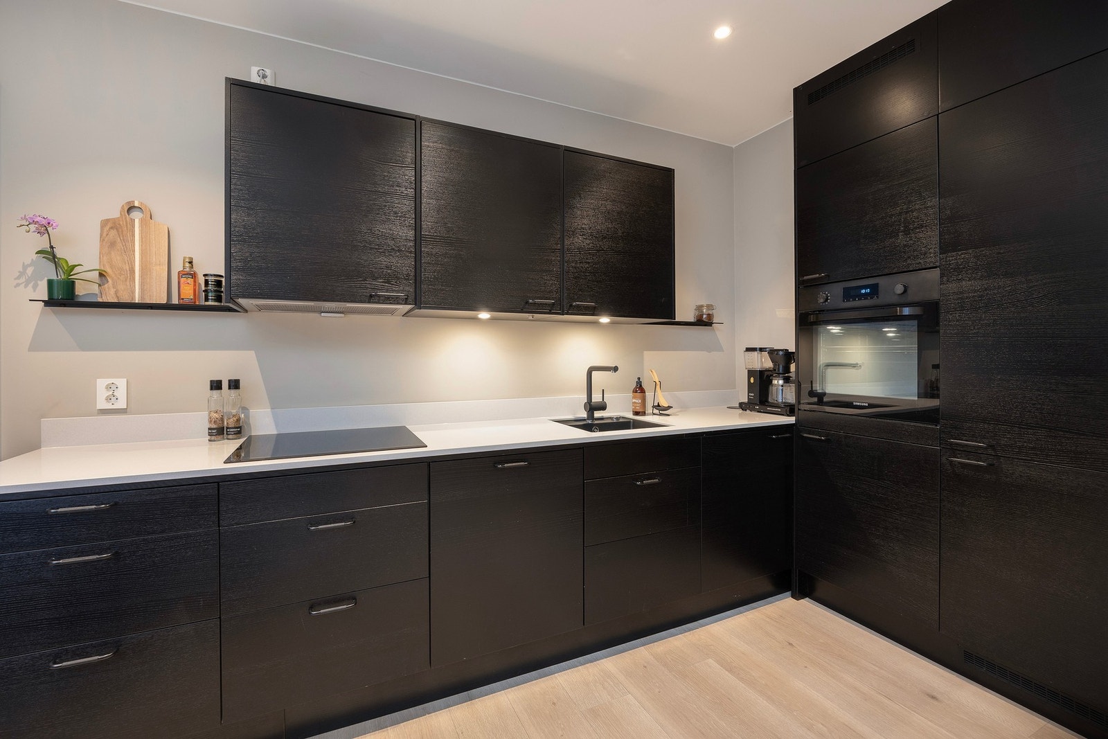 Kjøkkenet er fra 2021 og holder en høy standard, med rikelig lagringsplass i både over- og underskap. Galleribilde