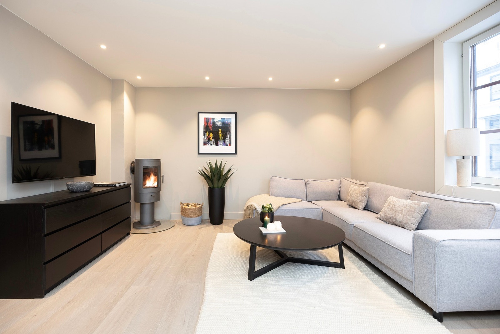 Stuen byr på god plass til å nyte hverdagen med familie og venner. Galleribilde