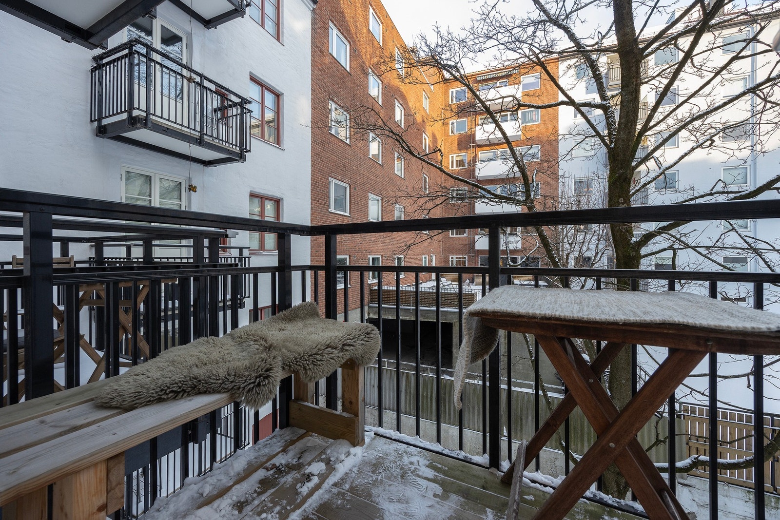 Balkongen ble etablert i 2022 og utgjør en fin utvidelse av leiligheten. Galleribilde