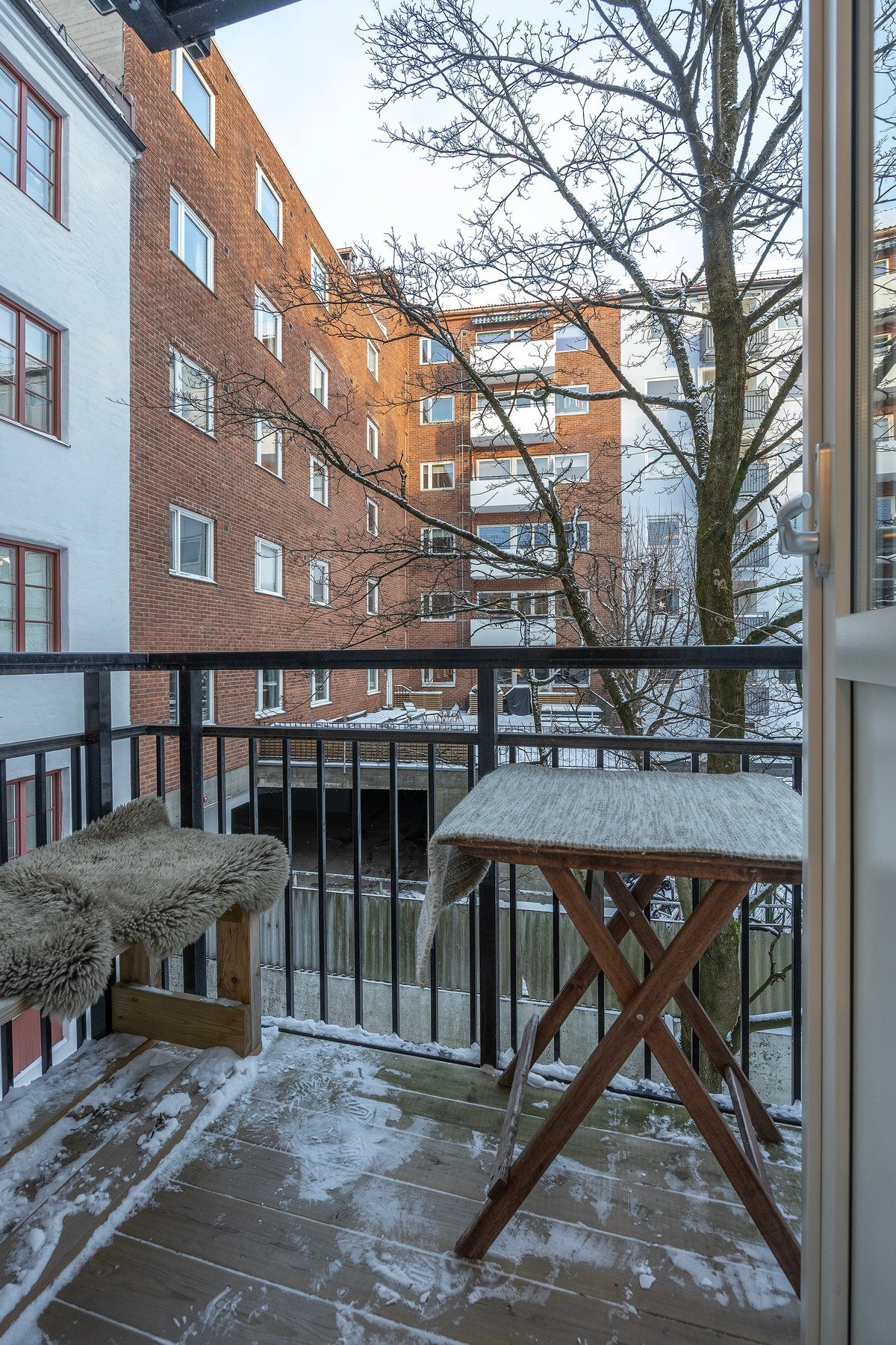 Balkongen er vendt mot bakgård, noe som bidrar til et redusert støynivå. Galleribilde