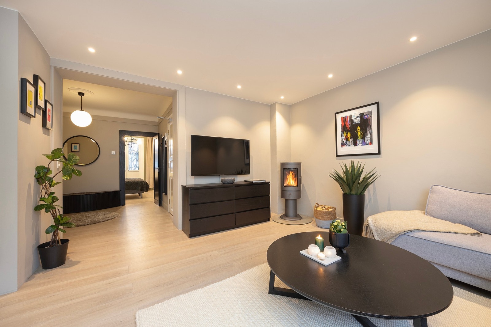 I stuen er det en peis for varme og hygge. Galleribilde