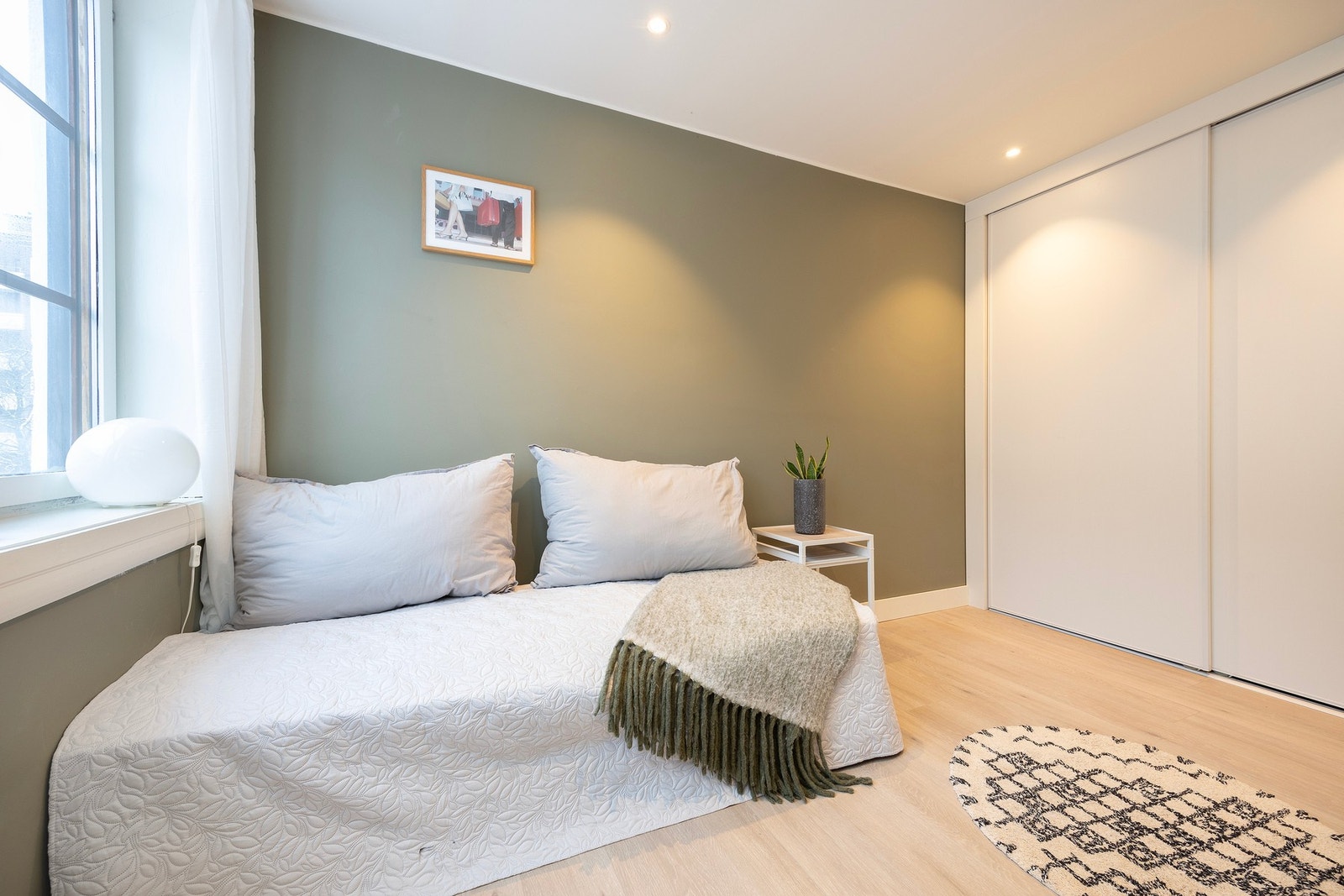 Soverommet er romslig og gir plass til ønsket innredning. Galleribilde