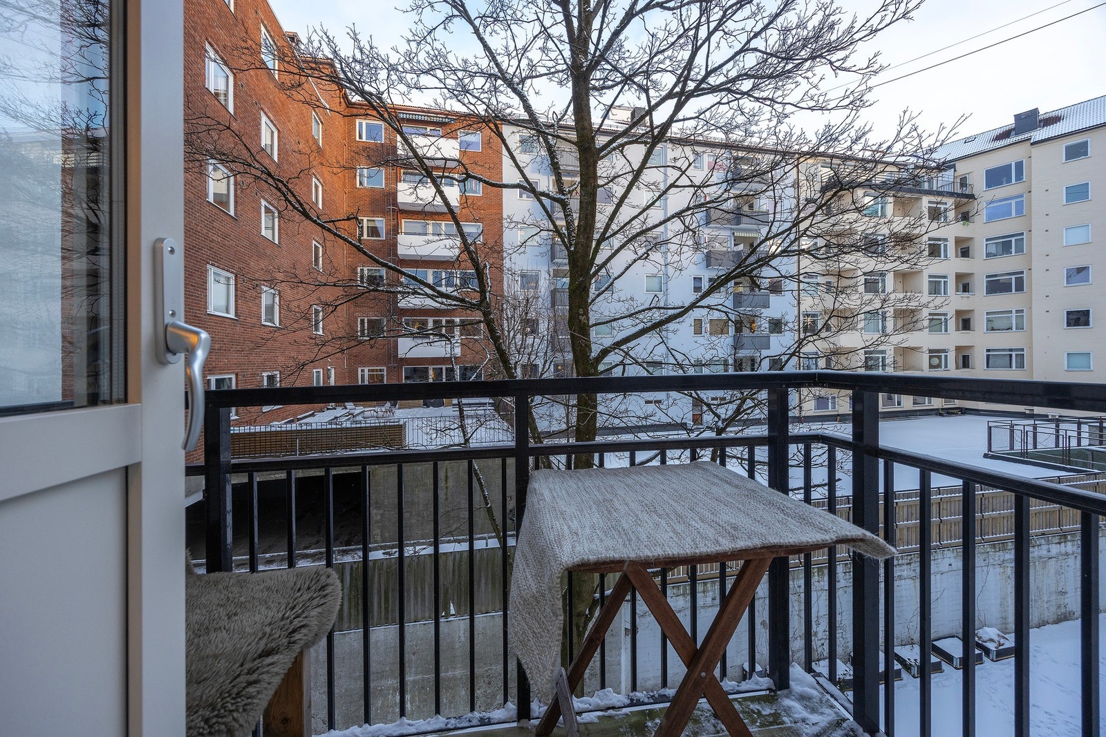 Balkongen på 2 kvm er perfekt for rolige stunder med morgenkaffen. Galleribilde