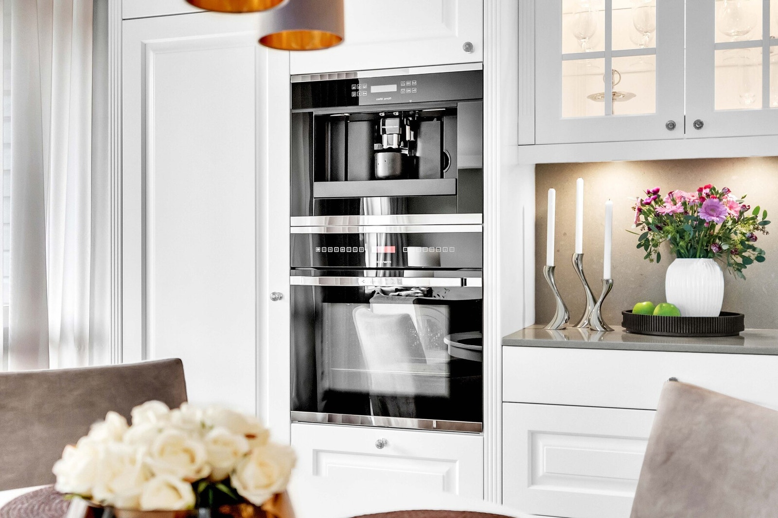 Kaffemaskin og stekeovn medfølger ikke handelen. Galleribilde