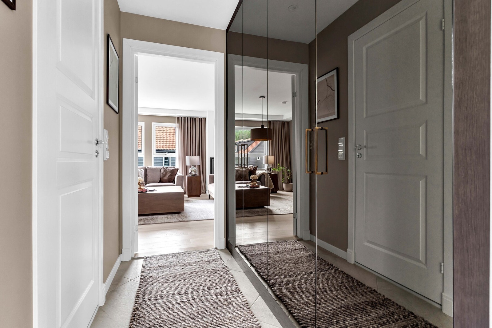 Velkommen inn - Entréen har flislagt gulv og en romslig garderobe. Fra entréen er det adkomst til baderommet og stue. Galleribilde