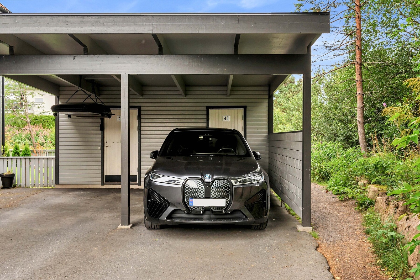 Eiendommen har også carport med elbillader og bod på ca 7 kvm. Galleribilde