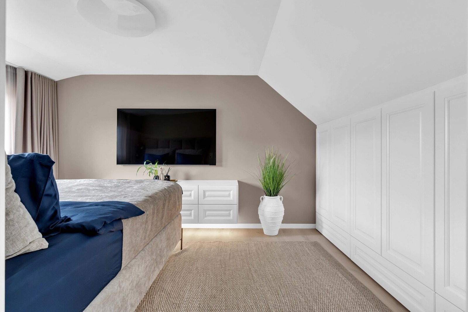 Hovedsoverommet er svært romslig, med integrert garderobeløsning. Galleribilde