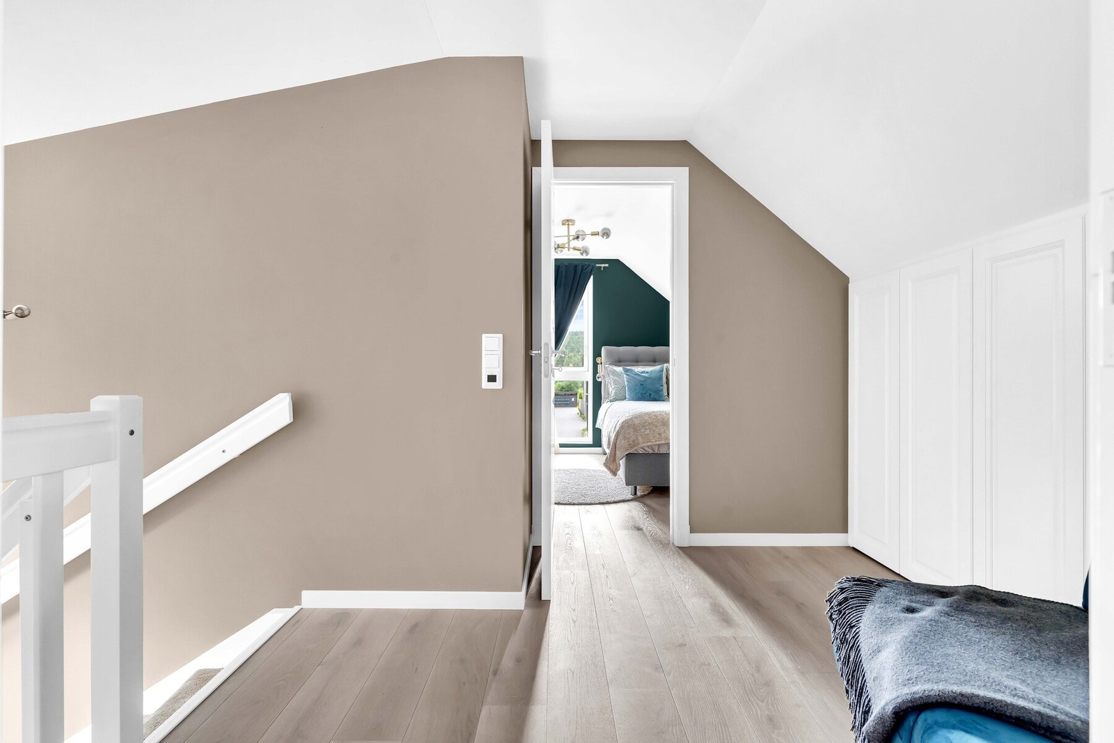 Soverommene ligger i hver sin kant av etasjen, delt av en loftsstue med garderoveløsning. Alle garderobene i denne etasjen er bygget av møbelsnekker. Galleribilde