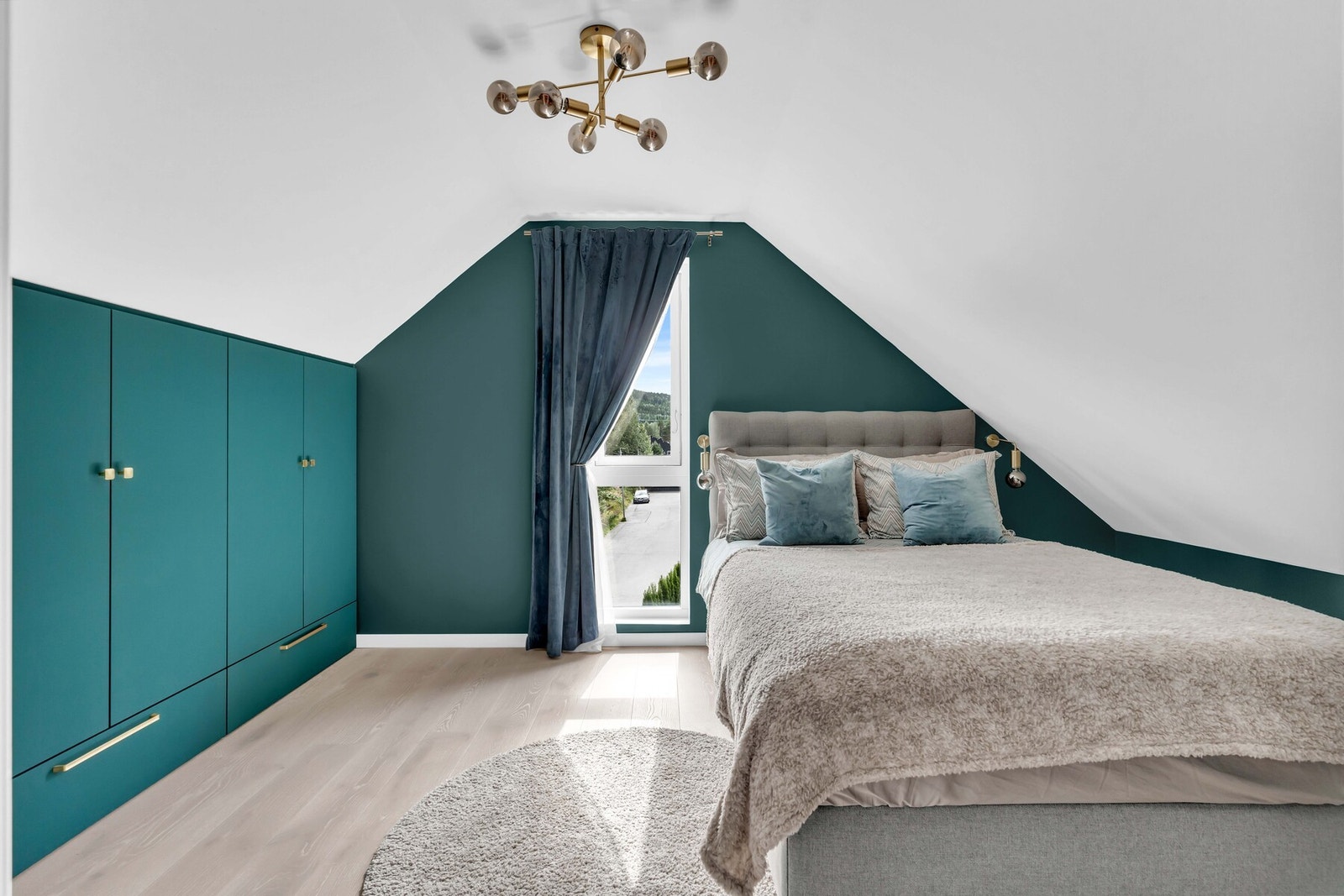 Det andre soverommet er malt i en fresh farge som går i fin stil til gulvet. Galleribilde