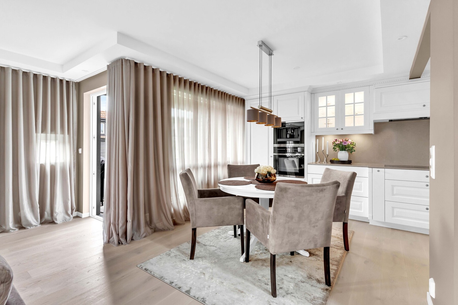 Spiseplassen ligger ideelt plassert i nærheten av kjøkkenet og binder sammen oppholdsrommene. Galleribilde