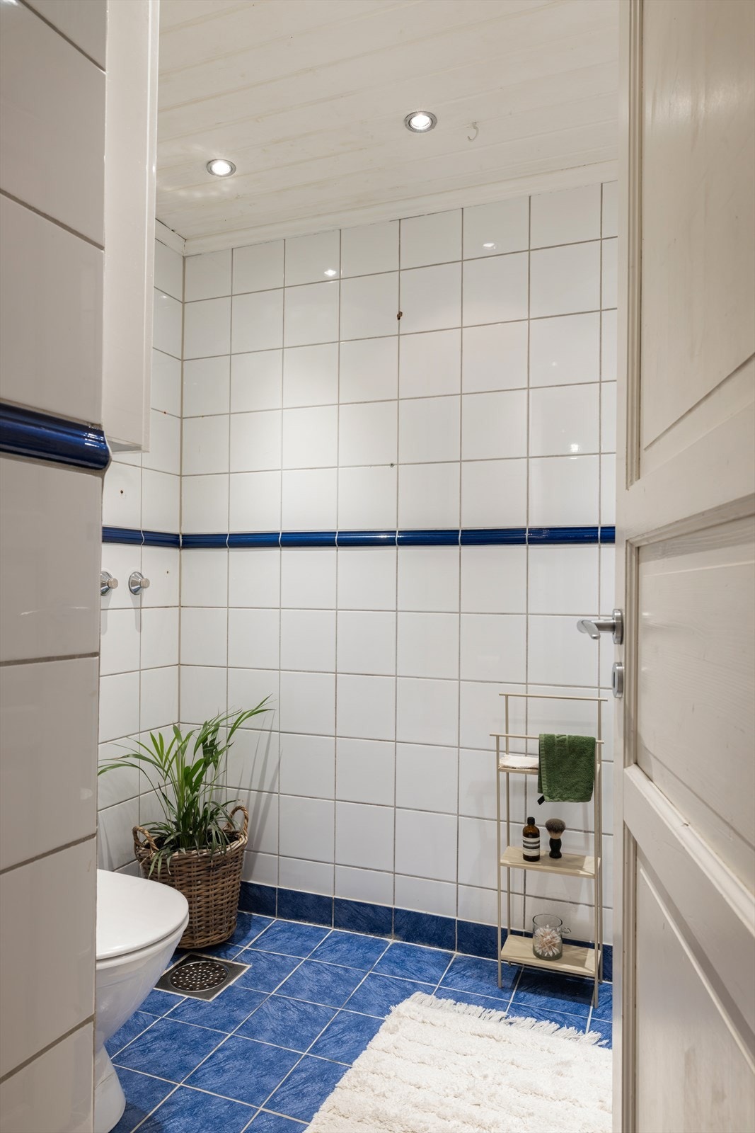 Det er varmekabler i gulvet, opplegg for vaskemaskin og downlights i himling. Galleribilde