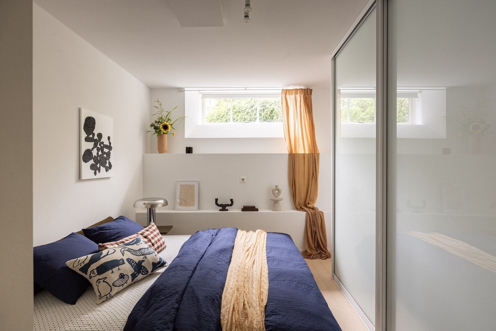 Enkel og romslig skyvedørsgarderobe. Galleribilde